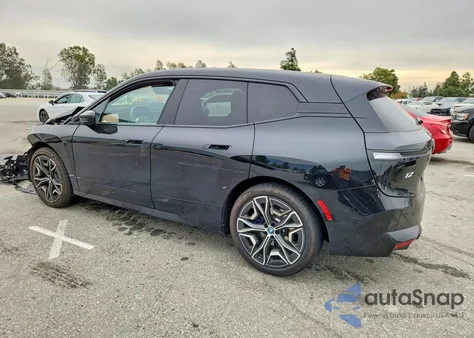 2025 BMW Ix xDrive50 z USA, uszkodzony, nr VIN WB523CF05SCU38924